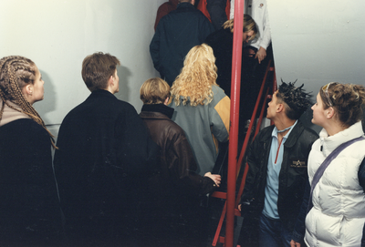 360069 Afbeelding van jongeren, vermoedelijk wachtend bij een uitgaansgelegenheid in het kantoor- en winkelcentrum Hoog ...